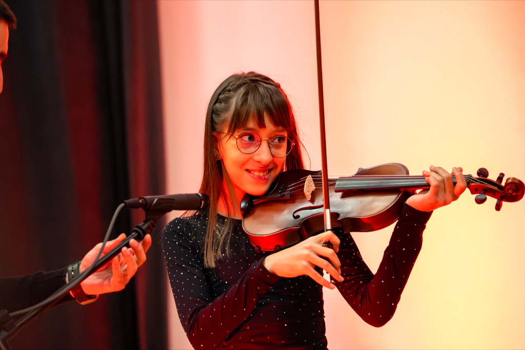 Nxënëse duke luajtur piano